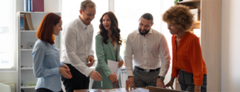 Time de Recursos Humanos realizando o planejamento anual da organização.