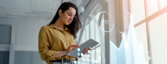 Profissionais do futuro trabalhando e desenvolvendo competências em um escritório